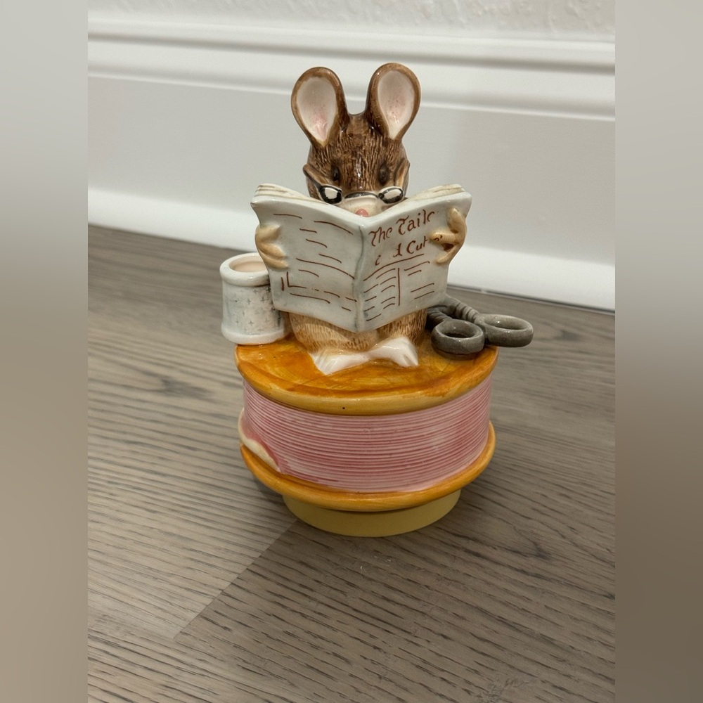 Vintage 1978 Schmid Beatrix Potter "The Taylor Of Gloucester " Music Box MINT